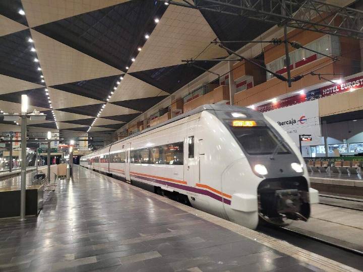 Renfe y los retrasos: exigen la obligación de pagar por tardar de 15 y 30 minutos en sus trenes