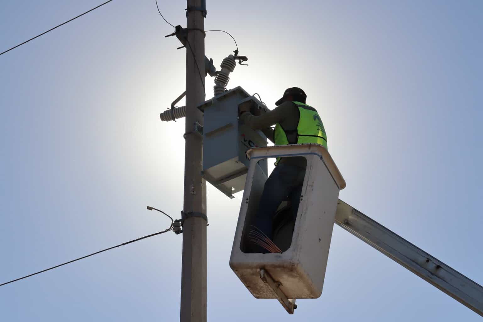 Instala Municipio transformadores en Periférico R. Almada después de actos vandálicos