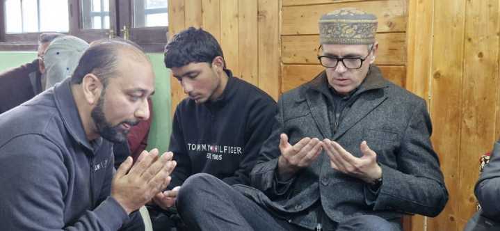 CM Omar, Mirwaiz Pay Condolences to Tariq Bhat’s Family