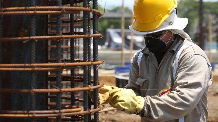 Imponer aranceles del 35 por ciento a las importaciones de acero aviva choque entre constructores y siderúrgicos