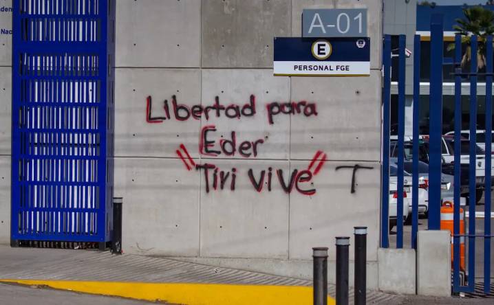Para exigir liberación de su compañero, normalistas bloquean acceso a la Fiscalía en Morelia