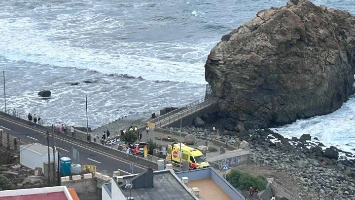 Un muerto y nueve personas heridas, tres de gravedad, tras caer al agua por un golpe de mar en Tenerife
