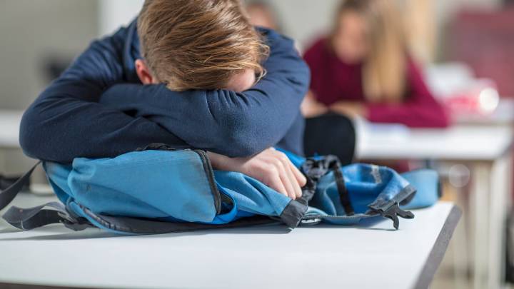 Jonas, profesor, alerta de la situación con los jóvenes en las aulas: "Están presentes, pero nada más"