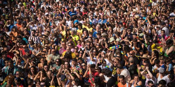 España se acerca a los 50 millones de habitantes: la natalidad cae en picado, pero la migración crece y alcanza cifras récord