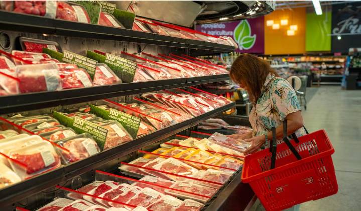 Ajustes cotidianos: el alza de precios de alimentos presiona a las familias en Puerto Rico