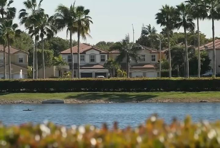 El fin del TPS para venezolanos impacta a Doral: repercusiones en negocios, alquileres y el sistema educativo