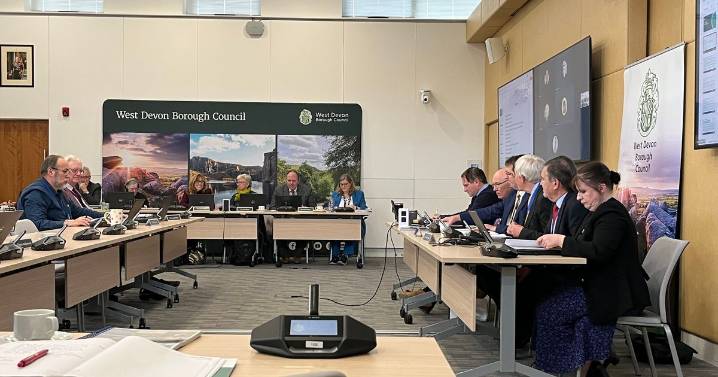 Devon council votes for its demise in historic moment
