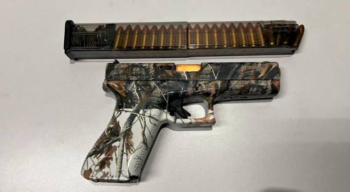 La exótica arma de fuego que le cogieron al cabecilla ecuatoriano detenido en La Estrella, Antioquia