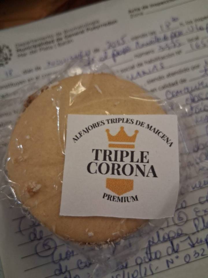 La Municipalidad prohíbe la comercialización de un alfajor triple