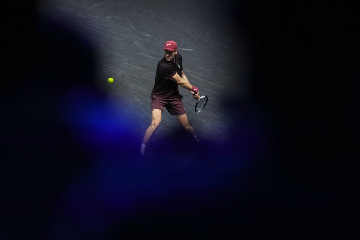 Zverev sufre la fría ley de Sinner, finalista en París y a un solo paso del trono