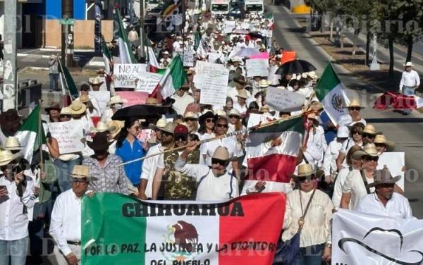 Video.- Viva Carlos Manzo, muera Claudia Sheinbaum”: gritan en marcha