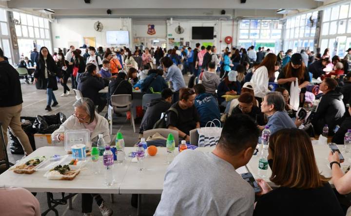 Incendio en Hong Kong suma 128 muertos; hay 8 detenidos