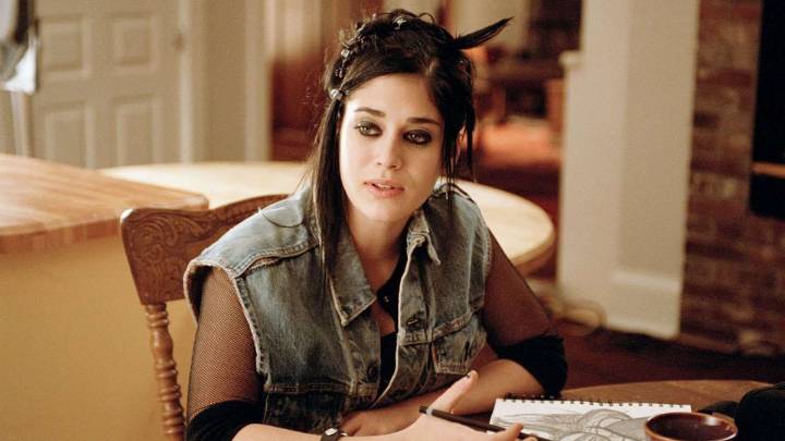 A 21 años del estreno de Mean Girls, así se ve hoy la actriz Lizzy Caplan