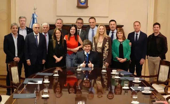 Milei se reunió con su nuevo Gabinete, con la presencia de Adorni y Santilli, que todavía no asumieron