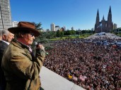 Johnny Depp revolucionó La Plata y saludó desde el balcón del Palacio Municipal a una multitud eufórica