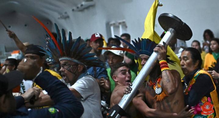 COP30: Manifestantes indígenas se enfrentan con la seguridad en la cumbre climática en la Amazonía de Brasil | Belém 