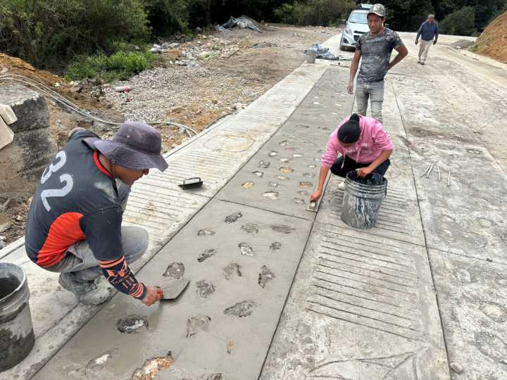 Manos oaxaqueñas avanzan en la construcción de 16 caminos artesanales.