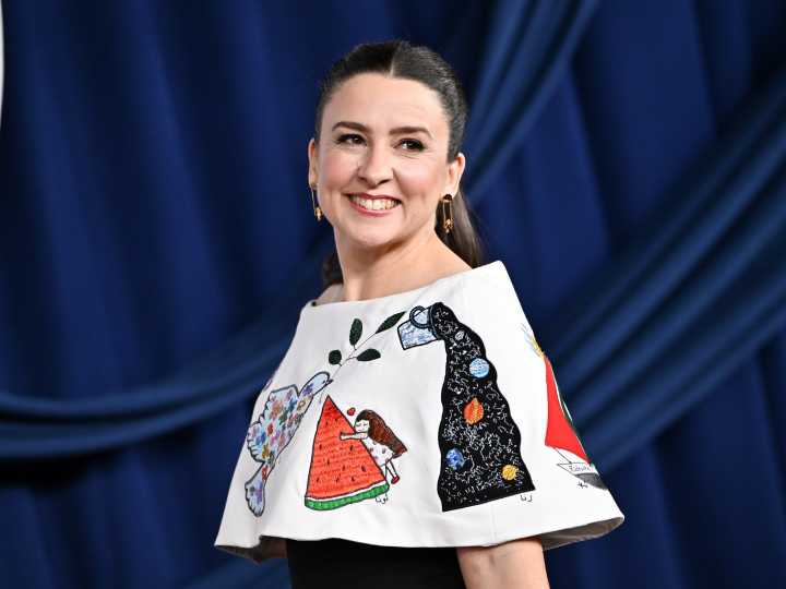 Ms. Rachel apareció en una alfombra roja con un vestido hecho de dibujos de niños de Gaza