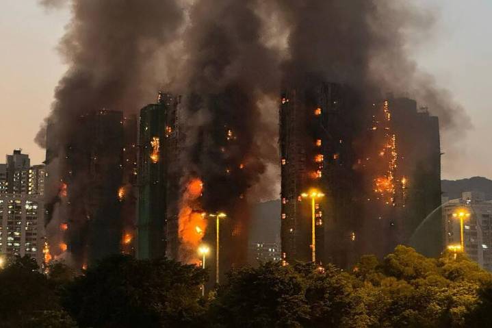 Se incendió un edificio residencial en Hong Kong: cuatro muertos