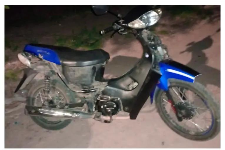 Tenía arresto domiciliario y estaba en la vereda desarmando una moto robada