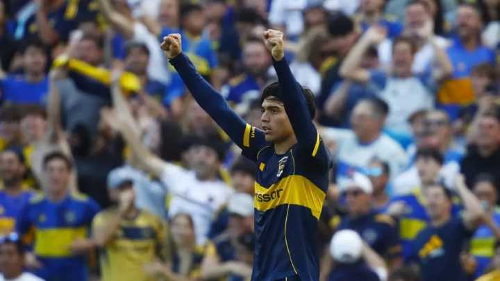 Boca le gana a River con un tanto del Changuito Zeballos El Xeneize vence por 1 a 0 al Millonario con un tanto de Exequiel "Changuito" Zeballos en el tiempo de agregado del primer tiempo.