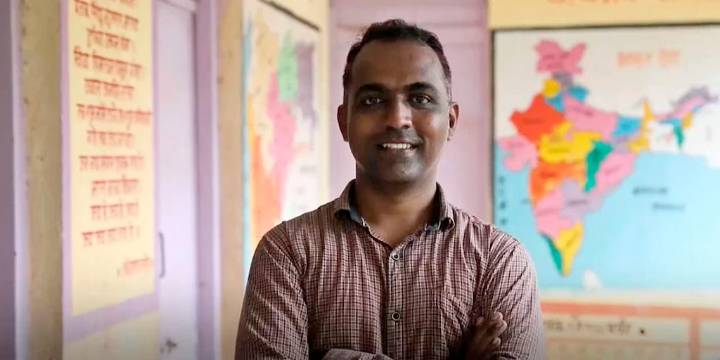 Fue elegido mejor maestro del mundo y repartió su premio millonario entre los finalistas: su cruzada contra el casamiento infantil