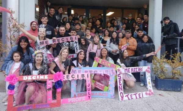 Cientos de egresados celebraron su título en EL CHUBUT