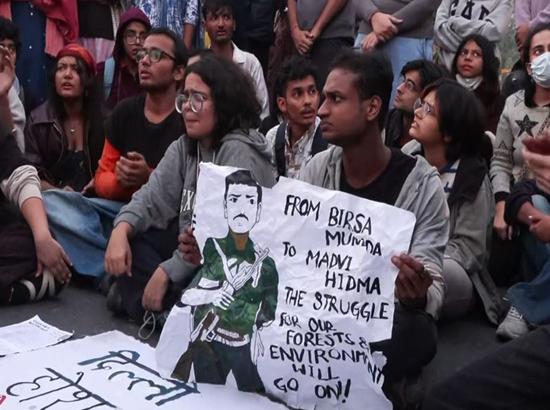 Protesters gather again at India Gate over air pollution in Delhi-NCR Photo Source; ANI [ FULL VIEW ]