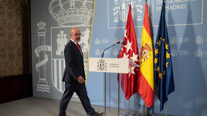 Madrid acusa al delegado del Gobierno de ser "un comisario político de Sánchez" y le acusa de "no dar información"