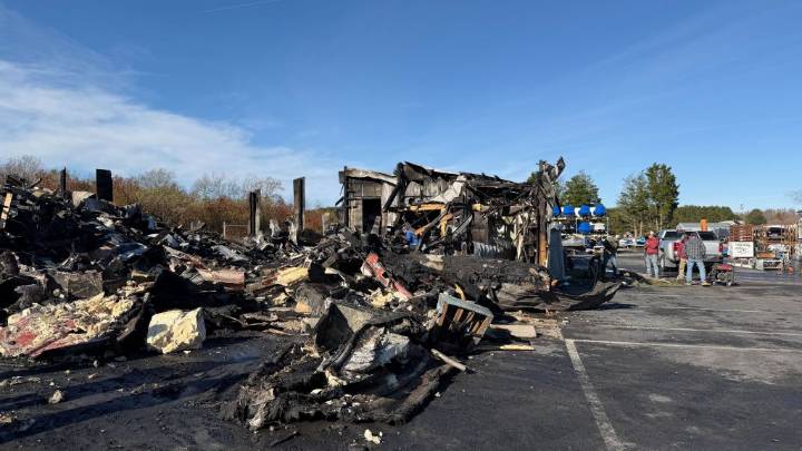 Berlin warehouse fire destroys Bayside Jet Drive building, no injuries