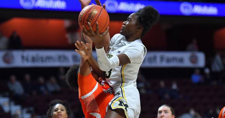 Delfosse scores 21, leads No. 6 Michigan past Syracuse in Hall of Fame Women’s Showcase