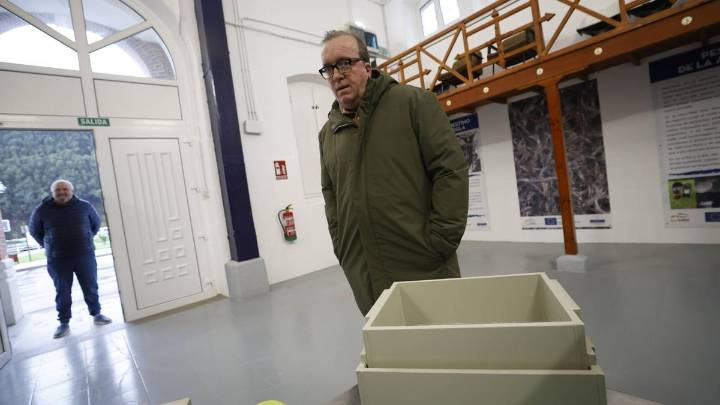 La escasez de angula obliga a suspender la primera subasta de la temporada en San Juan de la Arena