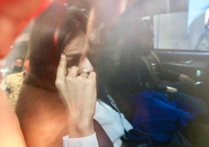 Viuda del alcalde de Uruapan abandona Palacio Nacional sin ofrecer declaraciones