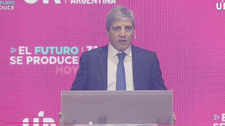 Luis Caputo sobre el dólar: "No podemos darnos el lujo de flotar libremente en un país que tiene la volatilidad política de la Argentina"