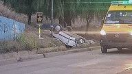 Un hombre murió tras volcar con su auto y caer en un acequión del carril Maza en Maipú