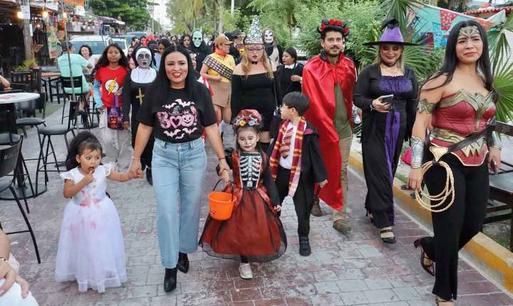 Puerto Morelos realiza tradicional celebración de Halloween 2025