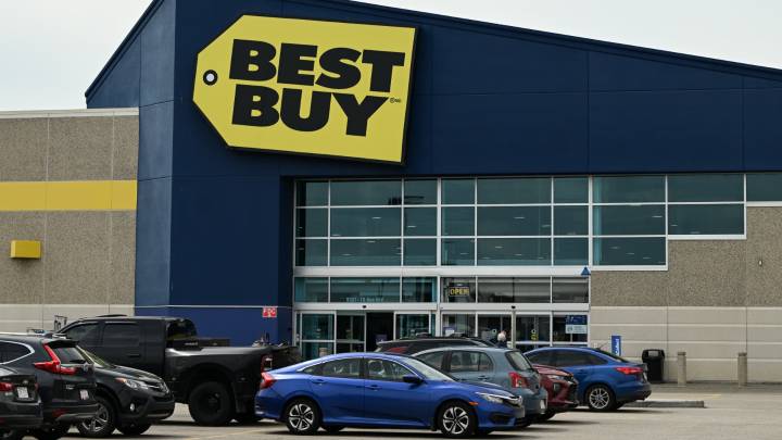 Two retail stocks to buy as the holiday shopping season kicks off next week