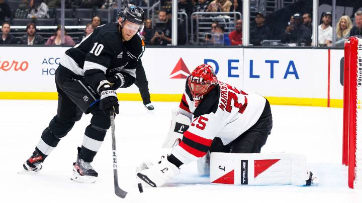 Markstrom makes 43 saves, Devils hold off Kings