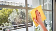 El sorprendente remedio para limpiar las ventanas sin dejar rayas