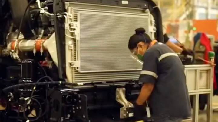 Aplica Estados Unidos arancel a camiones; resentirá México tarifa del 25% adicional