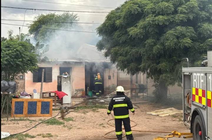 Un cargador de celular provocó un voraz incendio y consumió casi por completo una vivienda