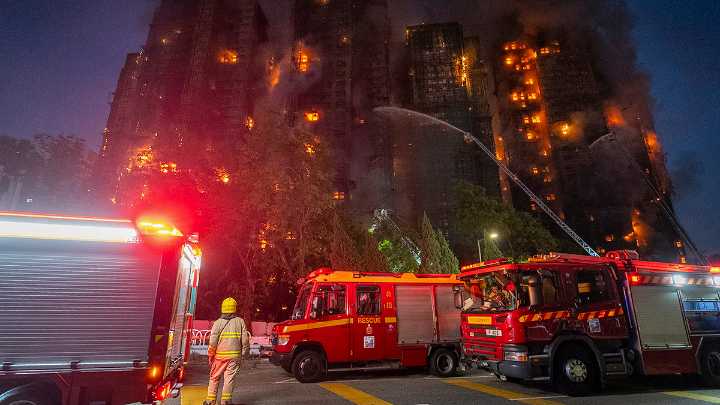 Devastador incendio en complejo residencial de Hong Kong deja al menos 13 muertos y personas atrapadas
