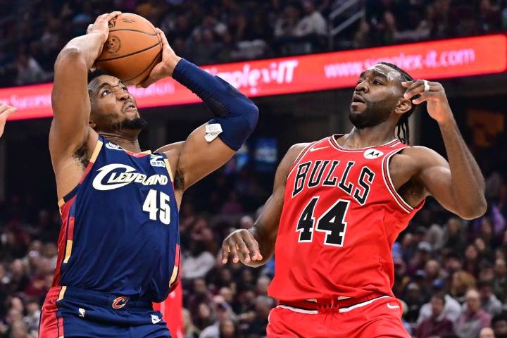 Deadspin | Donovan Mitchell's big second half propels Cavaliers past Bulls
