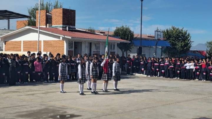 Padres de familia exigen rendir cuentas a tesorera de secundaria en Saltillo