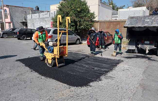 Refuerza Javier Díaz programa de bacheo; atiende colonias del sur de Saltillo