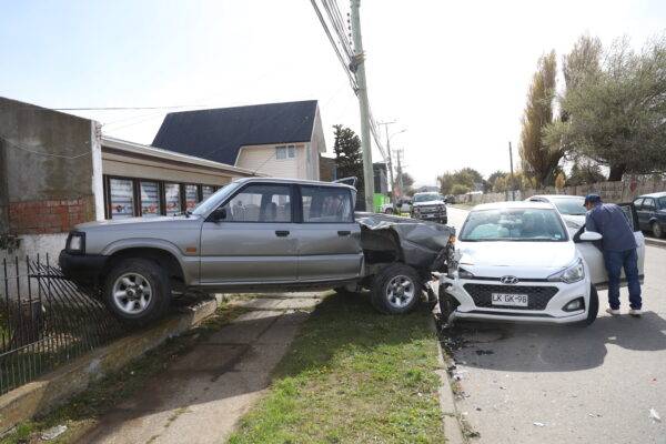 Violento choque en calle Club Hípico a camioneta estacionada