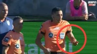 ¡Insólito! Le arrojaron un martillo al árbitro Yael Falcón en el Vélez vs Gimnasia [VIDEO]