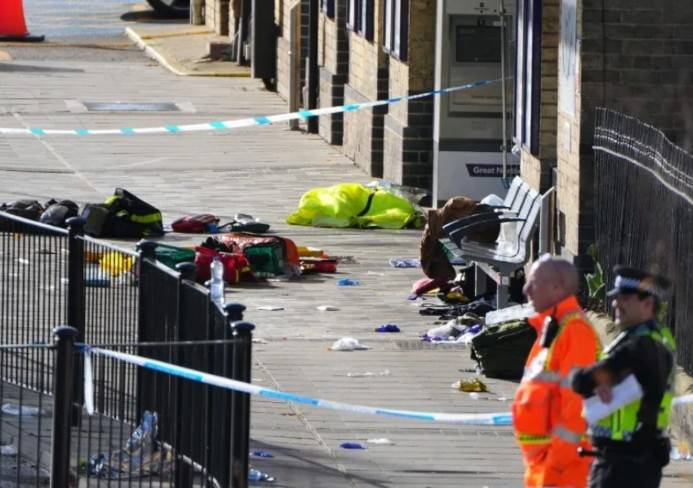 Un británico enfrenta cargos por intento de asesinato de 10 personas en un tren a puñaladas