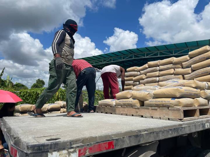 Atienden a más de 800 familias con venta de cemento en el sector El Parquecito