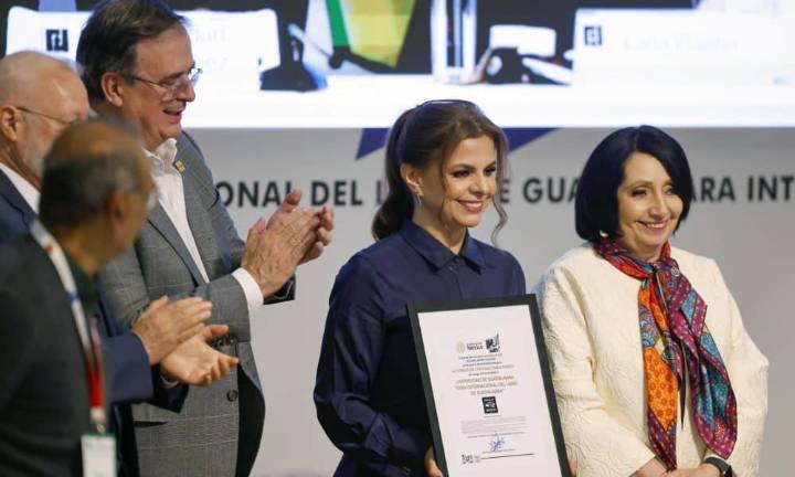 La FIL de Guadalajara recibe el sello de “Hecho en México” por el secretario de Economía